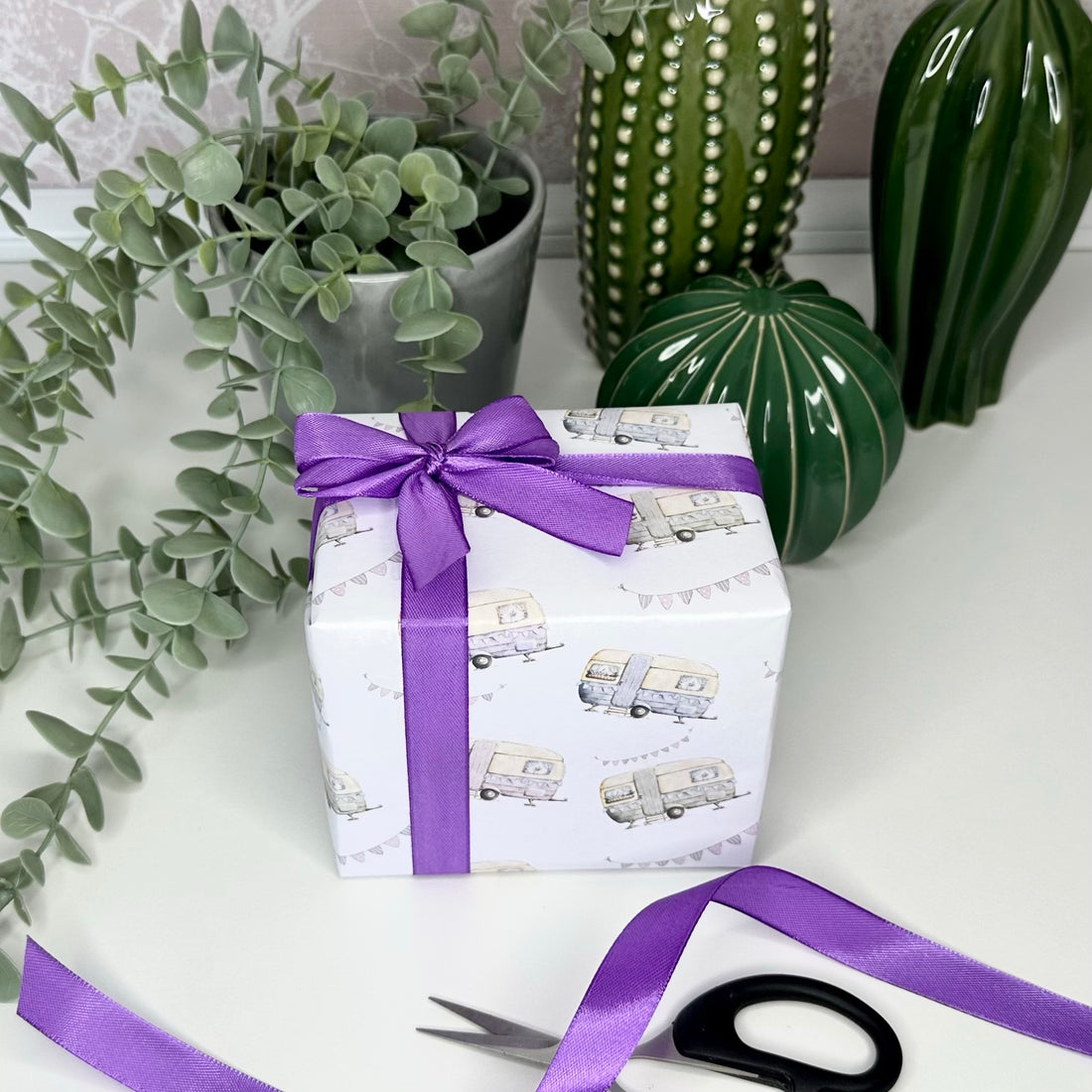 Image shows gift wrapped mug box